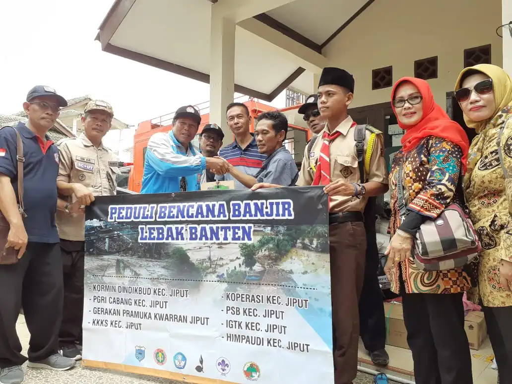 Ket poto : Ketua PGRI Cabang Kecamatan Jiput H.Adang.S ( memakai jaket Biru) saat menyerahkan Bantuan. Di Posko Bantuan PGRI Cabanng Lebak.
