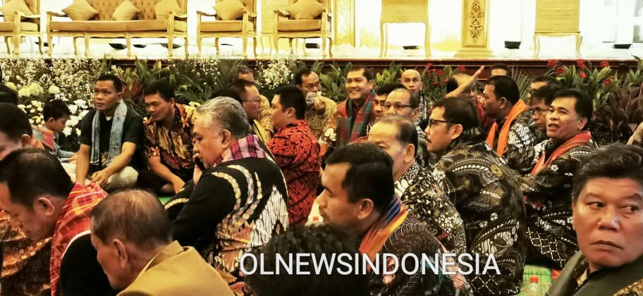 Ket foto : tampak Bupati Karo Terkelin Brahmana SH duduk Membaur bersama para tamu undangan lainya dalam acara pesta pernikahan putra dari PT. Em. Dr Putra Kaban SH, MH di Gedung Balai Samudera Kelapa Gading Jakarta Timur, Sabtu (25/01) 2020 (Ist)
