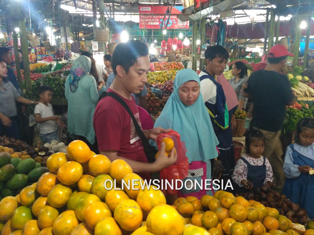 Ket foto : tampak Pedagang saat melayani pembeli di lokasi Pasar Buah dan Sayur Berastagi, Sabtu (25/01) 2020 (Ist)