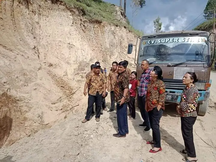 foto : Setelah Viral, Pemkab Samosir, melalui Wakil Bupati Samosir, Ir.Juang Sinaga bersama beberapa OPD, tinjau ke lokasi Galian C Illegal, namun hingga kini aktifitas Galian C Illegal tersebut masih berlangsung hingga sekarang, Minggu (26/1/2020)