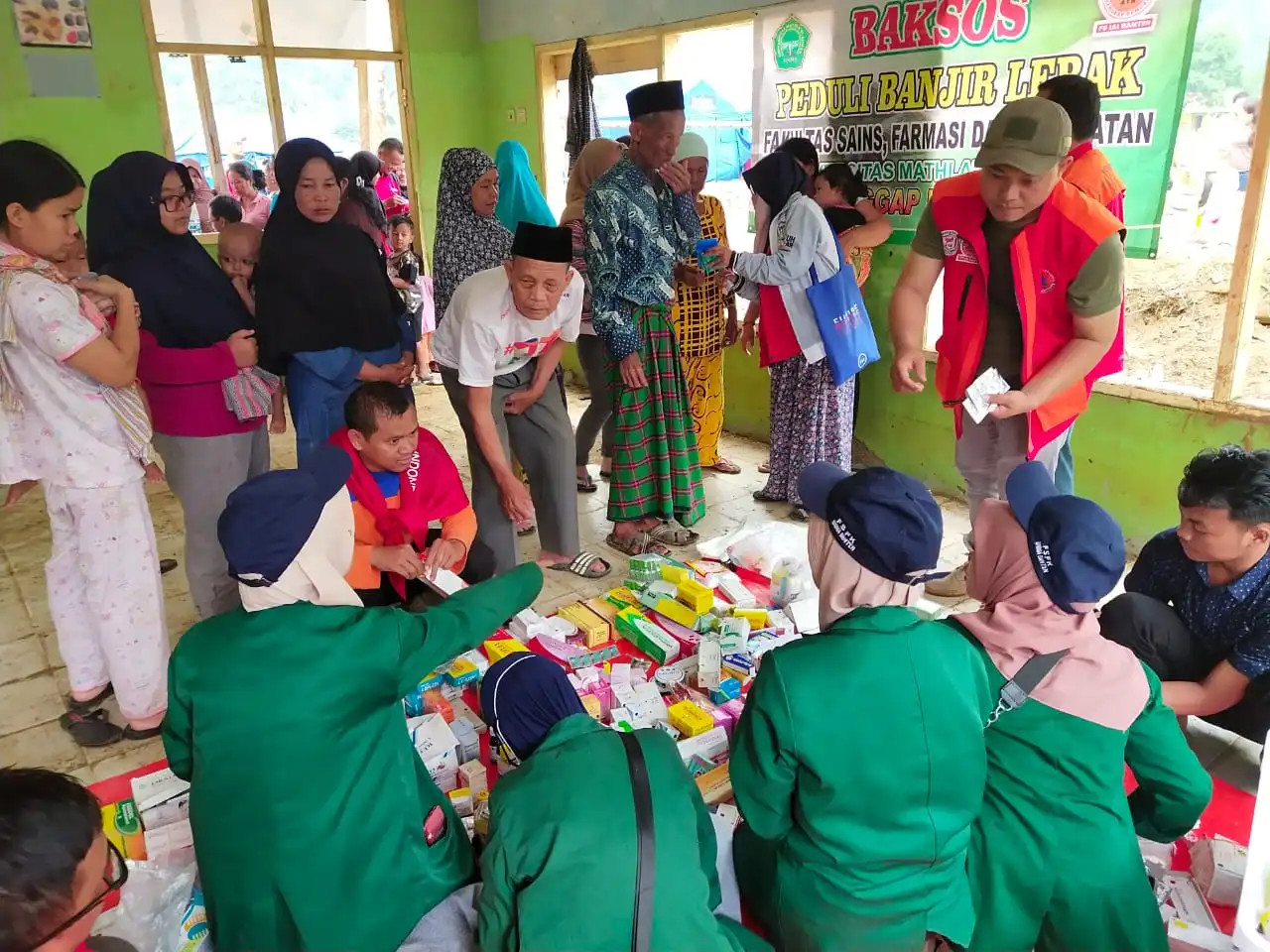 ket poto: mahasiswa Unma Banten FSFK sedang membagikan Obat Obatan kepada Masyarakat yang Sakit