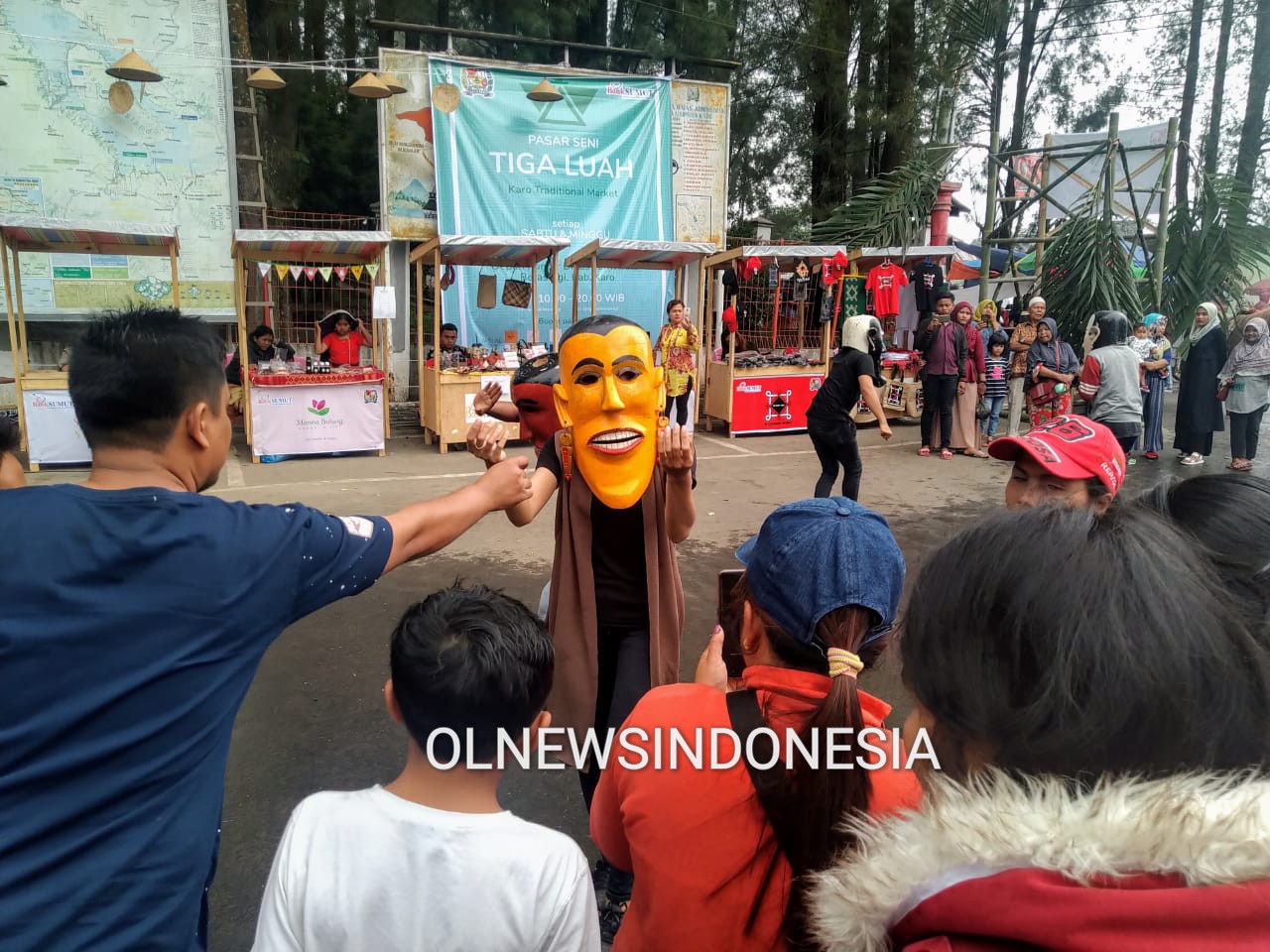 Ket foto : Salah satu atraksi budaya Karo'Gundala - Gundala dalam pameran Pasar Seni Tiga Luah Berastagi di Pelataran parkir Mejuah-Juah Berastagi Kabupaten Karo, Minggu (26/01) 2020 (Ist).