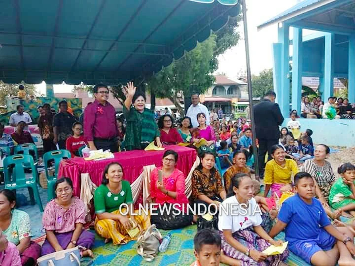 Ket foto : Wakil Bupati Karo Cory Seriwaty Br Sebayang saat menyapa jemaat dalam acara pencanangan Program GBKP Klasis Lau Baleng, Sabtu (25/01) 2020 (Ist)