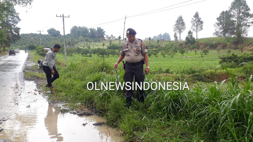 Ket foto : lokasi bus yang    oleng hingga terperosok ke beram jalan di Tigapanah - Merek Kabupaten Karo, Senin (27/01) 2020 (Ist)