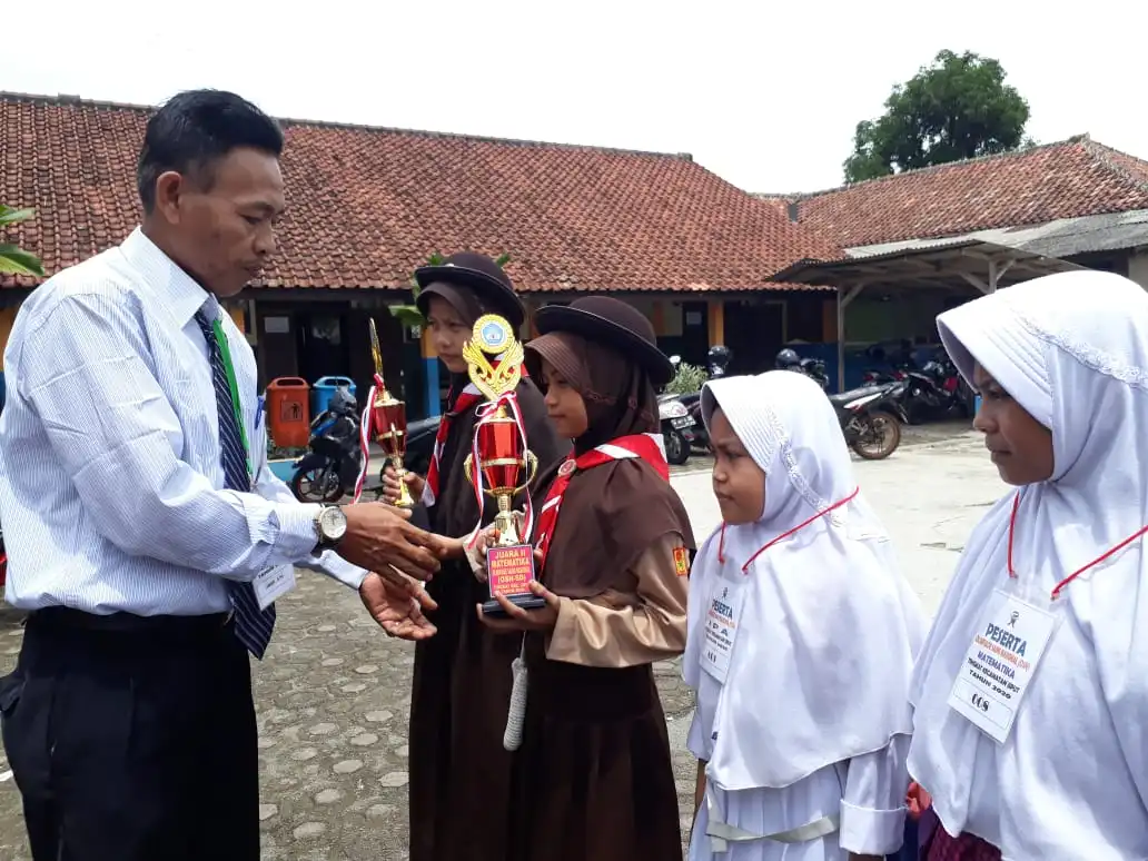 Ket poto : saat peserta lomba menerima piala di SDN Banyuresmi 1, 29/01