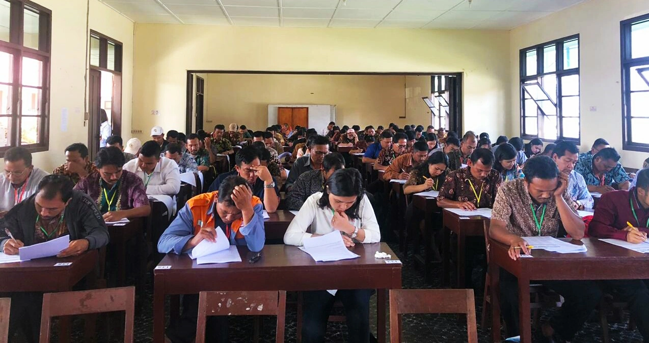 Ket foto : Para peserta seleksi menjadi anggota PPK Pemilihan Bupati Dan Wakil Bupati Karo yang mengikuti ujian tertulis yang diselenggarakan oleh KPU Karo di sentrum GBKP Kabanjahe Kabupaten Karo, Kamis (30/01) 2020 (Ist)