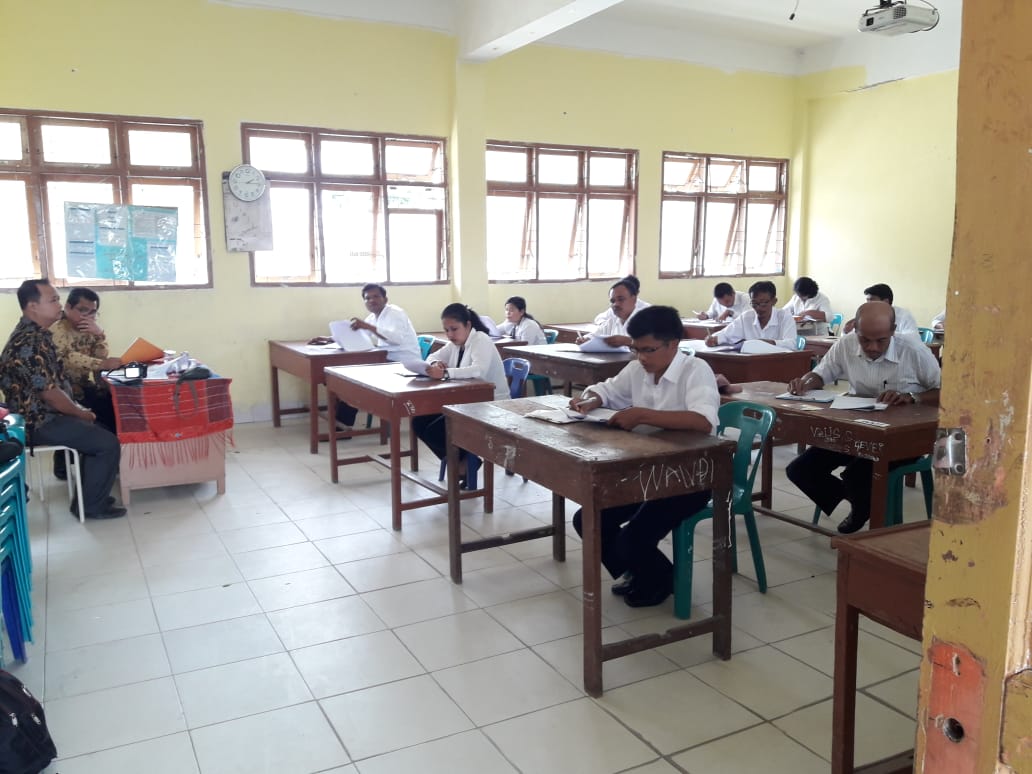 foto : KPU Samosir menggelar tahapan seleksi ujian tertulis calon PPK, Kamis (30/1) di ruang kelas sekolah SMA N 1 Pangururan, Samosir