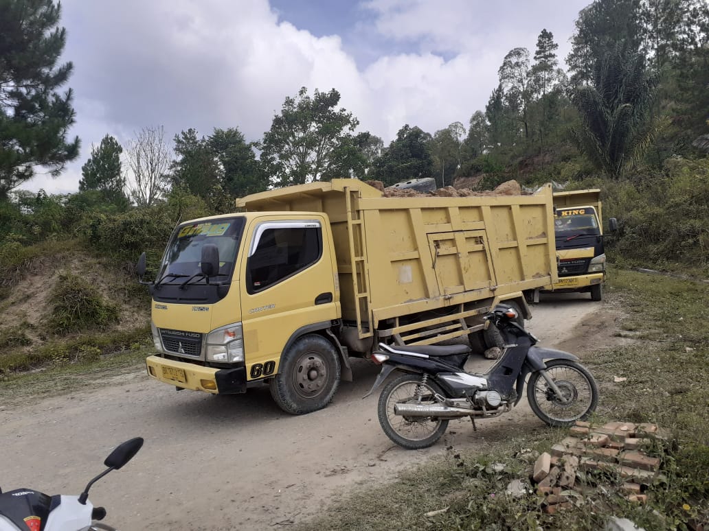 foto : Warga Desa Huta Tinggi hentikan Truk truk pengangkut material tanah Galian C Illegal berkedok Pematanagan Lahan yang akan dijual ke proyek Nasional Alur Tano Ponggol, Jum'at (31/1)