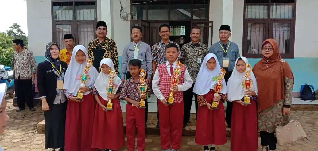 Ket poto : dari kanan ketua PSB Kecamatan Mekarjaya Encep Rifai s8swa siswi yang meraih juara dan Aning Sujani ( memakai baju batik ) Ketu K3S, Bertempat di Pareang 1, 30/01