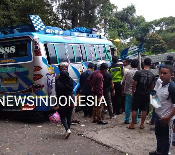 Ket foto : tampak Petugas Lantas Polres Tanah Karo tengah mengamankan lokasi kejadian, Selasa (21/01) 2020 (Ist)