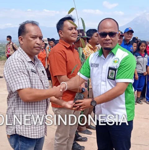 Ket foto : Ketua DPW Walantara Sumut Secara Simbolis Serahkan Bibit Pohon kepada Kadis Lingkungan Hidup Kab.Karo, di Objek wisata Puncak Pelangkah Gading Munte Kabupaten Karo, Jumat (24/01) 2020 (Ist)