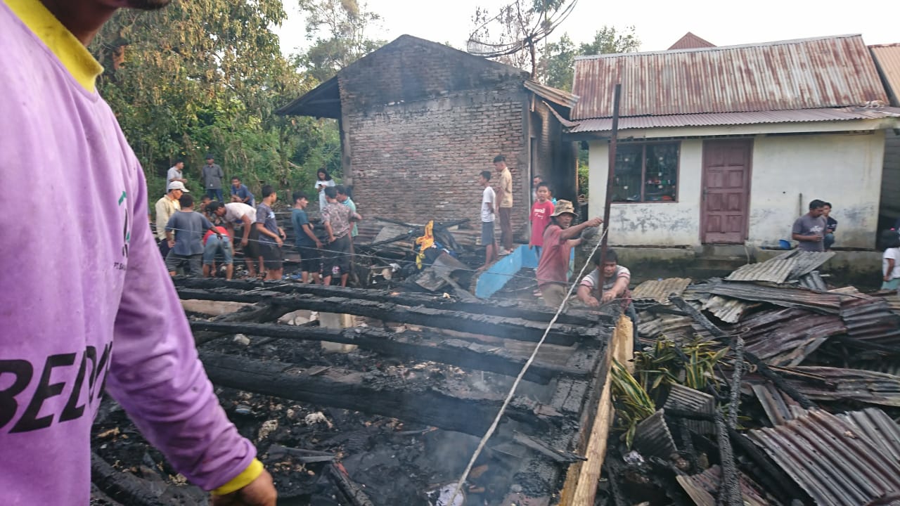 Ket foto : tampak warga saling bahu membahu memadamkan Api serta membuat garis pembatas di lokasi kebakaran, Jumat (31/01) 2020 (Ist)