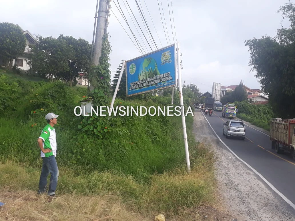 Ket foto : John Ginting Wakil Ketua DPD WALANTARA Karo saat melihat kondisi Plank Milik Dinas Lingkungan Hidup Yang Sudah Rusak, Minggu (02/02) 2020 (Ist).