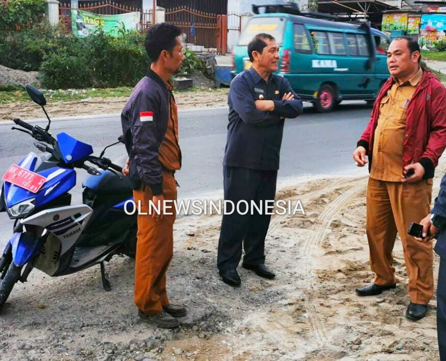 Ket foto : Bupati Karo Terkelin Brahmana didampingi Kepala BKD Kabupaten Karo, Tommy Heriko. M Sidabutar, AP saat meninjau perbaikan jalan lokasi ujian,di Kutagadung jalan Djamin Ginting Berastagi Kabupaten Karo, Senin (03/02) 2020 (Ist).