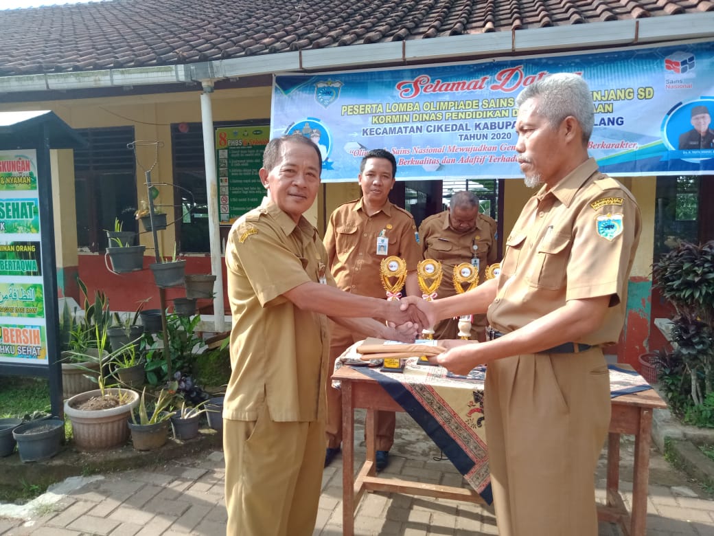 Ket poto :  Dari kiri Mahpudin selaku Kormin Kecamatan Cikedal saat menyerahkan Soal Lomba Kepada Ketua PSB Jajuli, di SDN Dahu 2 03/02