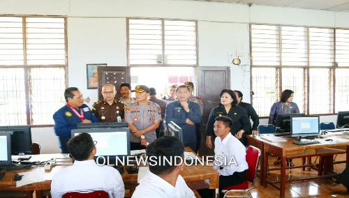 Ket foto : Bupati dan Wakil Bupati Karo Bersama Wakapolres Karo Didampingi Kejari Karo, dan juga Panitia Kanreg BKN Medan memantau situasi ruang Ujian di Gedung SMP 3 Berastagi Kabupaten Karo, Selasa (04/02) 2020 (Ist)