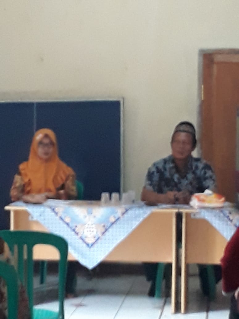 Ket poto ; dari kanan Kades Kadugadung Kecamatan Cipecang Almuktarodi dan Staf Desa di Aula Kantor Desa.