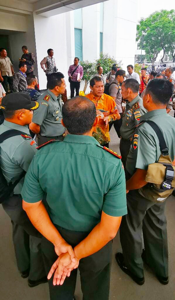 Ket foto : Bupati Karo Terkelin Brahmana SH tampak serius Berbincang bincang dengan Pangdam I /BB Mayjen TNI M.S Fadhilah yang didampingi Dandim 0205 /TK Letkol Inf Taufik Rizal SE di  komplek Istana Negara Jakarta, Kamis (06/02) 2020 (Ist)