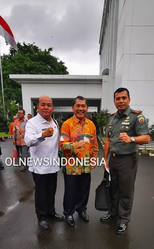 Ket foto : Tampak Bupati Karo, Dandim 0205, dan Kepala BPBD Sumut berfose di sela sela kegiatan Rakornas di Komplek Istana Negara Jakarta, Kamis (06/02) 2020 (Ist)