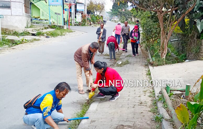 Ket foto : warga Lingkungan, Kelurahan Gundaling I Berastagi Gotong royong yang dihadiri oleh Kepala Lurah, Kepala Lingkungan dan tokoh Masyarakat, Jumat (07/02)  2020 (Ist)