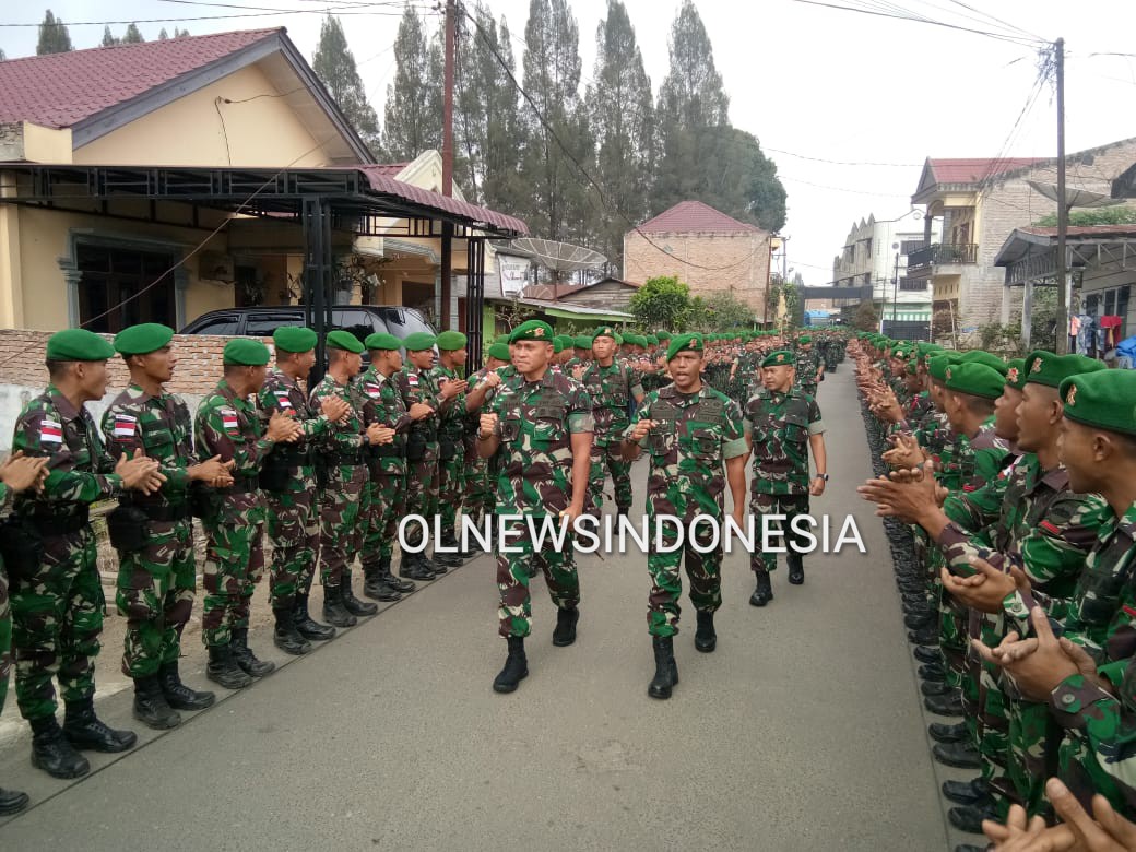 Ket foto : Danpusenif Mayjen TNI Teguh Pudjo Rumekso disambut Danbrigif 7/RR Kolonel Inf Agustatius Sitepu, MSi di dampingi Danyonif 125/Simbisa, Letkol Inf Anjuanda Pardosi di Gerbang Markas Komando Yonif 125/SMB Kabanjahe,Jumat (07/01) 2020 (Ist)