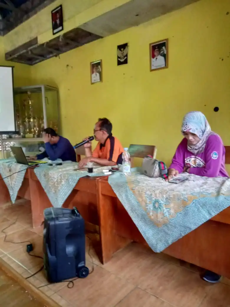 Ket poto : Ade Marji ( tengah ) saat memberikan arahan kepada Masyarakat , bertempat di Aula Kantor Banyumas 07/02