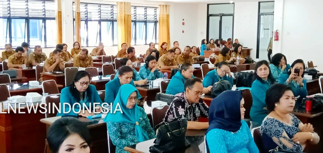 Ket foto : tampak Para Ketua TP PKK Kecamatan beserta OPD Kab Karo serta Para Camat seluruh Kabupaten Karo dan tamu undangan lainnya saat menghadiri pengukuhan Bunda PAUD Kecamatan di Aula Kantor Bupati Karo Kabanjahe, Senin (10/02) 2020 (Ist)
