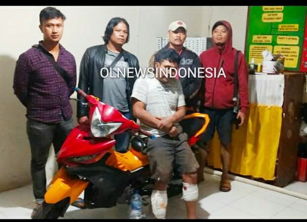 Ket foto  : Tersangka dan barang bukti saat diapit petugas  Bribka Alifren Ginting dan anggota unit Reskrim lainnya di Polsekta Berastagi,(Ist)