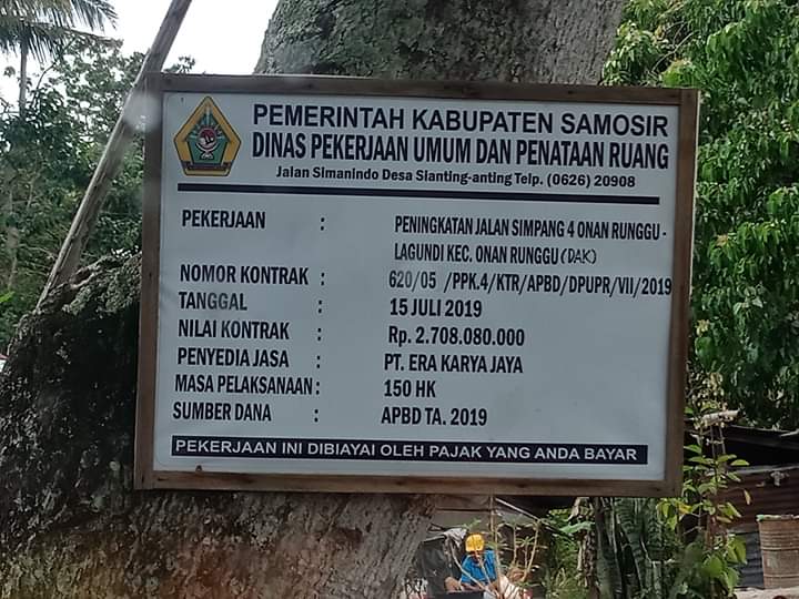 Foto : Plank Proyek Pemerintah Kabupaten Samosir, Sumatera Utara, melalui Dinas PUPR Kab.Samosir (Pekerjaan Umum Dan Penataan Ruang) melakukan peningkatan Jalan Simpang 4 Onan Runggu - Lagundi, Kecamatan Onan Runggu tahun 2019.