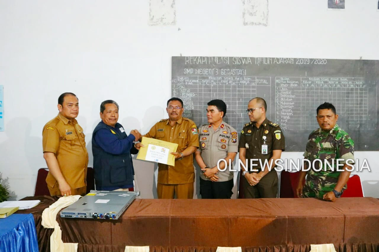 Ket foto : tampak penyerahan hasil ujian SKD di gedung SMP Negeri 3 Berastagi, Selasa (11/02) 2020 (Ist)