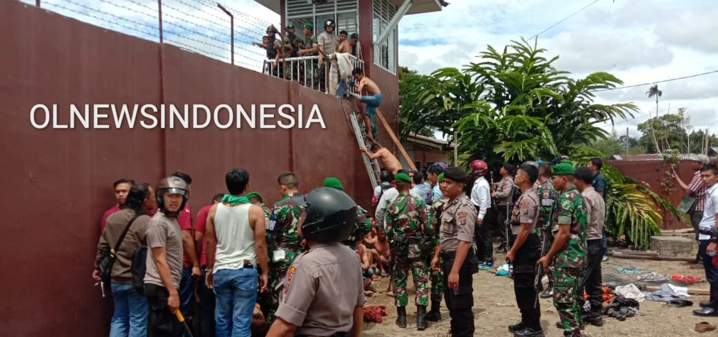 Ket foto : Warga Binaan Rutan Kelas IIB Kabanjahe Kabupaten Karo saat di Evakuasi oleh petugas dari Pos penjagaan, Rabu (12/02) 2020 (Ist)