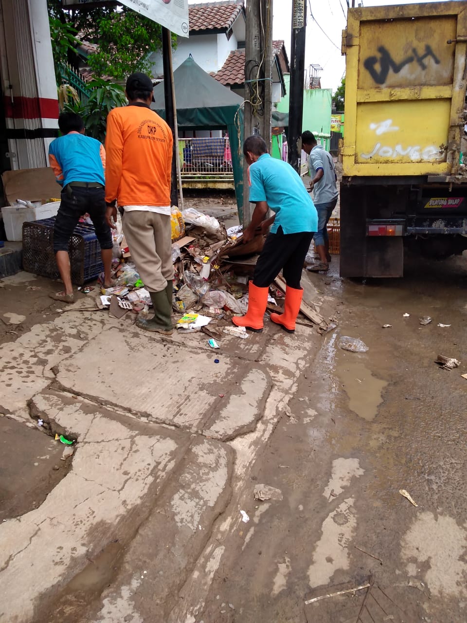 Foto : Program Opsih Berkesinambungan yang terus di gelar UPT DLH Jonggol dengan pengerahan team Opsih.