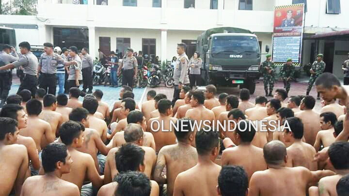 Ket foto : Para Napi /Warga Binaan yang telah di evakuaai oleh Petugas gabungan ke Mapolres Tanah Karo jalan Veteran Kabanjahe, Rabu sore (12/02)2020 (Ist)