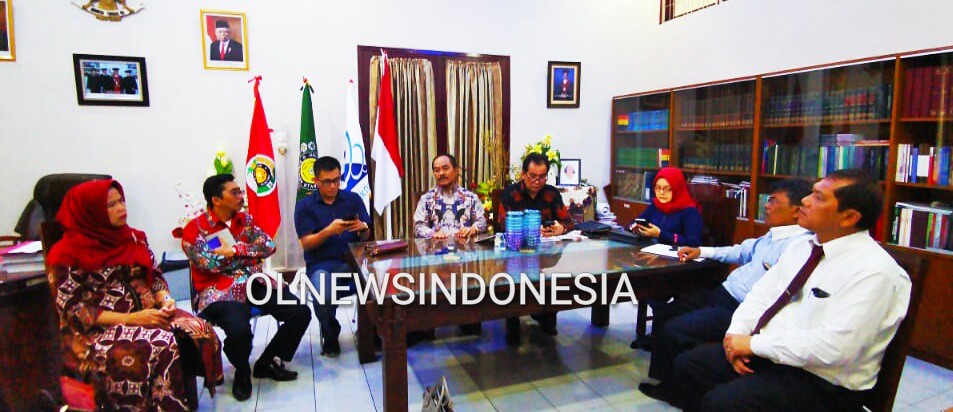 Ket foto : tampak  Prof Dr. Budiman Ginting dan para Alumni USU bersama Bupati Karo yang juga merupakan Alumni USU berdiskusi di ruang Dekan Fakultas hukum, Kamis (13/02) 2020 (Ist)