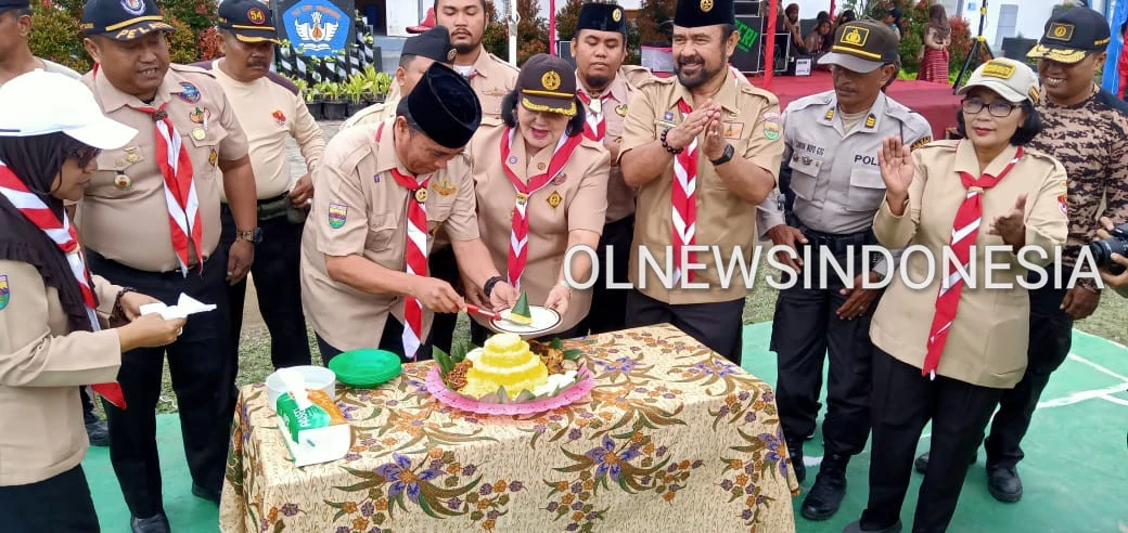 Ket foto : Wakil Bupati Karo Cory Seriwaty Br Sebayang berkesempatan   memotong Nasi Tumpeng dan menyuapi Kepala sekolah SMA Negeri 1 Berastagi di lapangan SMA Negeri 1 Berastagi, Jumat (14/02) 2020 (Ist)