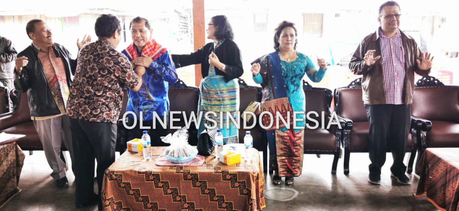 Ket foto : Bupati Karo Terkelin Brahmana saat di berikan kain Ulos (kain Khas Karo) dari Panitia dalam acara RAT CU BAHAGIA KE 39 Tahun di Jambur Lige Kabanjahe, Sabtu (15/02) 2020 (Ist)