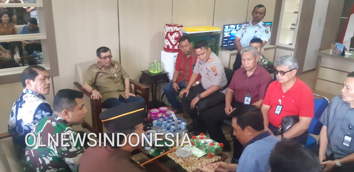 Ket foto : Menteri Hukum dan Hak Asasi Manusia, Prof.Yasonna Hamonangan Laoly, S.H., M.Sc., Ph.D, lakukan dialog bersama Bupati Karo Terkelin Brahmana dan Forkopimda lainnya serta Kepala Rutan II B Kabanjahe Simson Bangun, Minggu (16/02) 2020 (Ist).