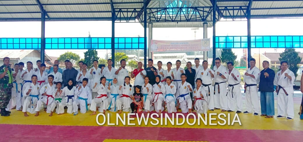 Ket foto : Para Pengurus Forki Kabupaten Karo, foto bersama Atlet serta Wasit dan Juri dalam seleksi Kerjuda di Jambur Merga Silima Desa Dolat Rayat Kab.Karo (16/02) 2020.