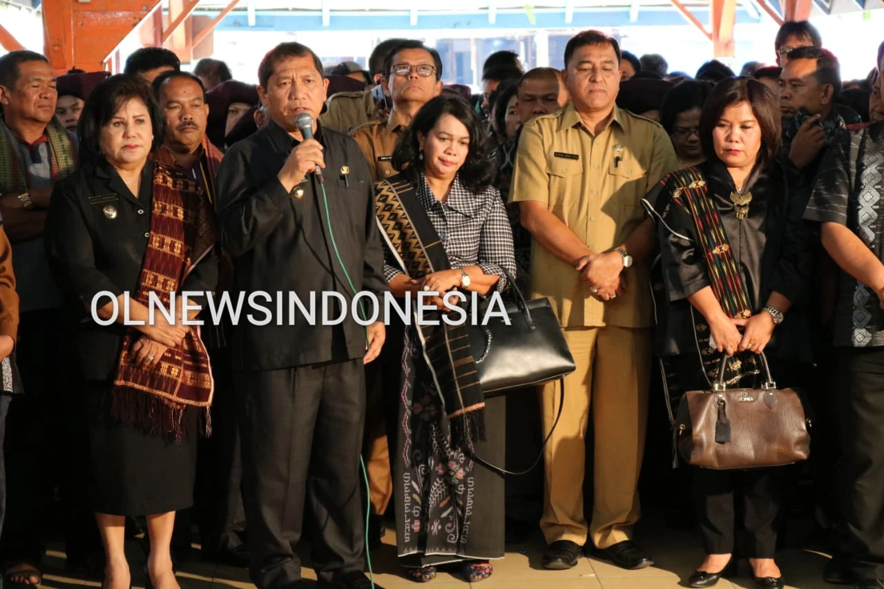 Ket foto : Bupati Karo Terkelin Brahmana, SH bersama Wakil Bupati Karo Cory Seriwaty Br Sebayang didampingi sejumlah OPD Memberikan kata penghibur bagi keluarga almarhum Pt. dr. Hartawaty Br Tarigan Kadis PPPA Kab . Karo , di Jambur Ta Ras Berastagi, Selasa (18/02) 2020 (Ist).