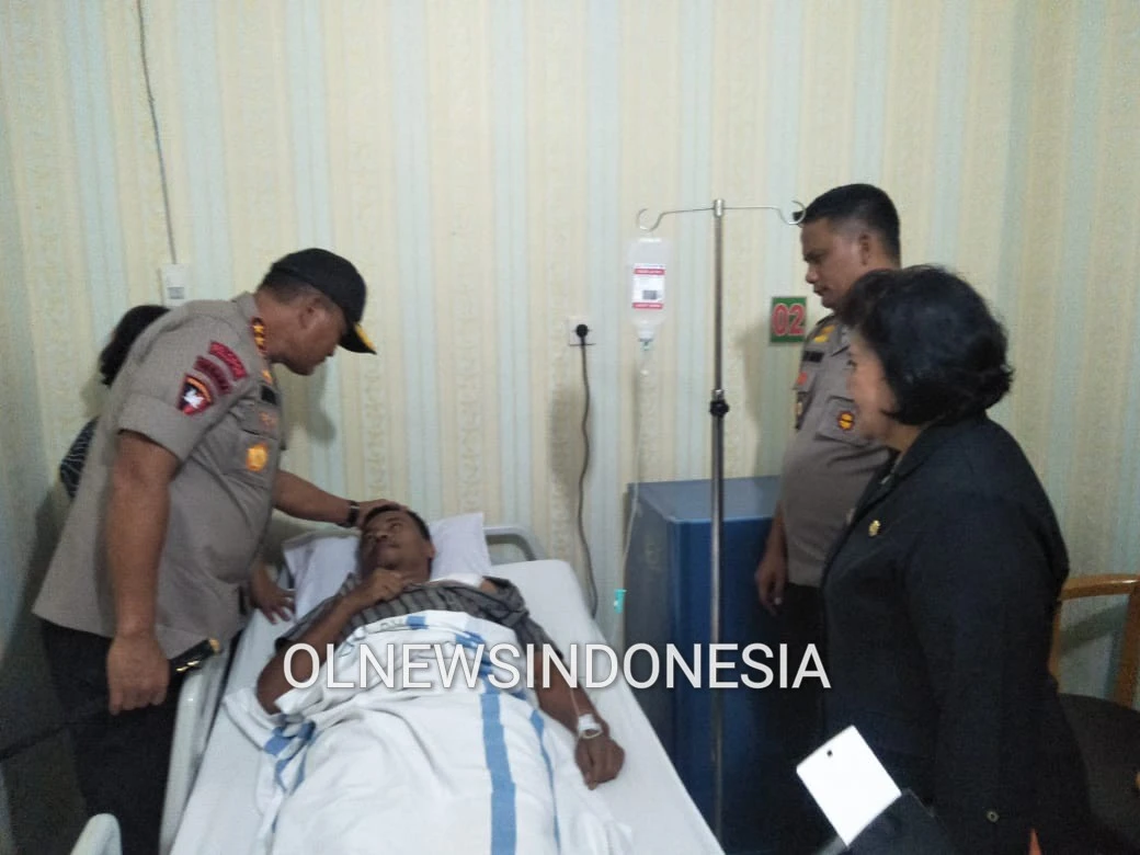 Ket foto : Kapoldasu Irjen Pol Drs. Martuani Sormin, M.Si  didampingi Wakil Bupati Karo Cory Seriwaty Br Sebayang membesuk Aiptu Basmi Ginting di ruang VIP RSU Kabanjahe,Rabu (19/02) 2020 (Ist)
