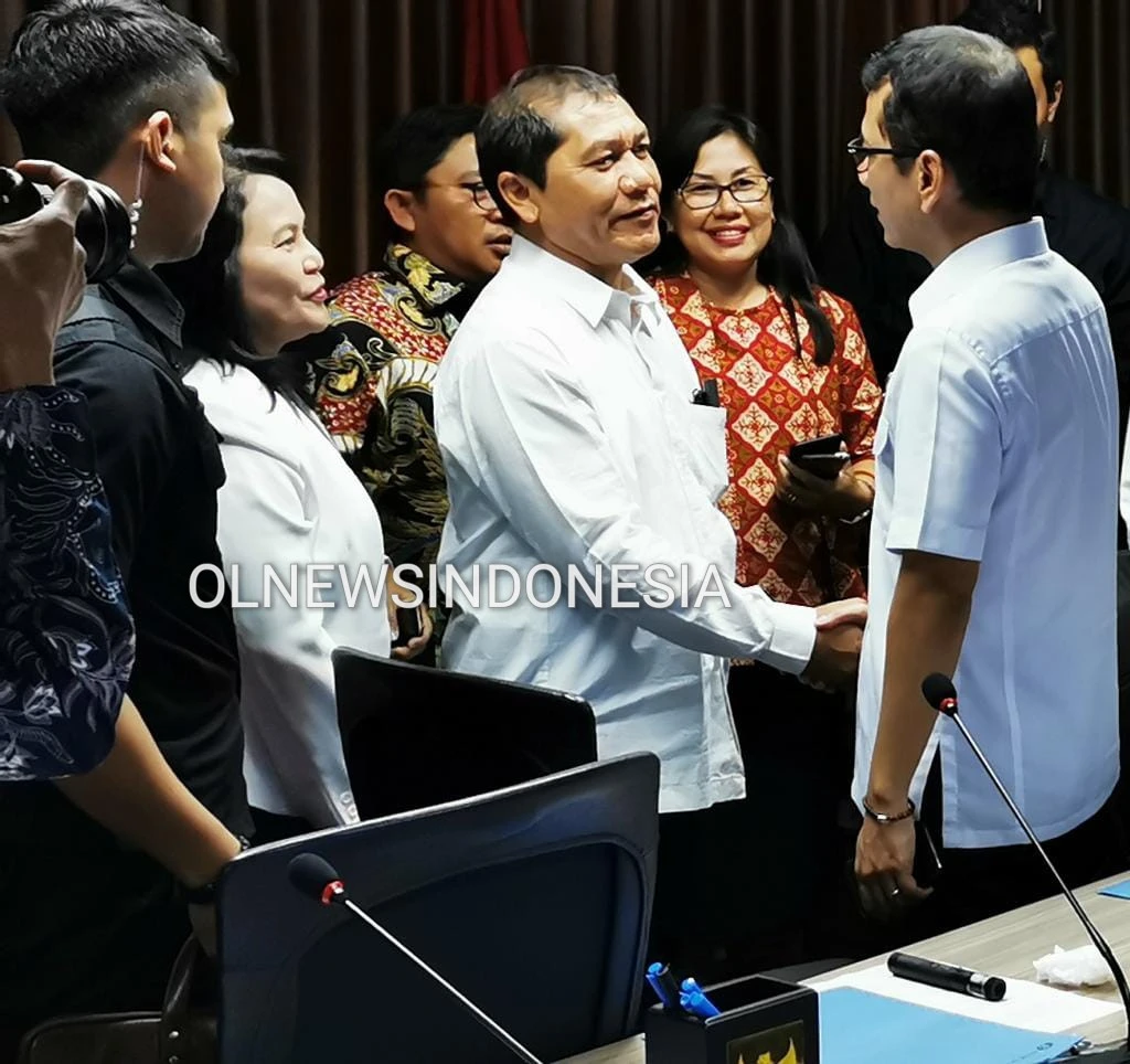 Ket foto : usai acara Menteri Pariwisata dan Ekonomi Kreatif,Wishnutama Kusubandio bersama Bupati Karo Terkelin Brahmana, bahas desa wisata Kab. Karo, Rabu (19/02) 2020 (Ist)