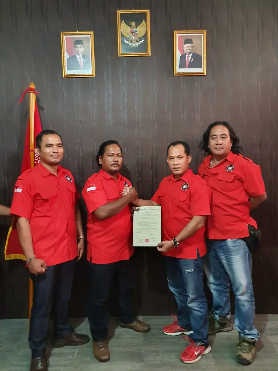 Foto : Ketum DPP Pemuda Batak Bersatu,Lambok F.Sihombing,SPd(Kanan) menyerahkan SK kepengurusan DPD Jawa Barat Pemuda Batak Bersatu Kepada Wasinton Simanjuntak selaku Ketua DPD PBB Provinsi Jawa Barat.