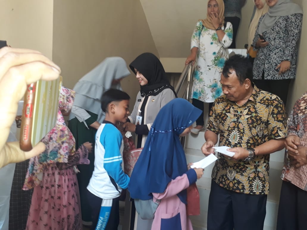 Ket poto : saat memberikan santunan anak yatim di Aula Pusjesmas Bojong 21/02