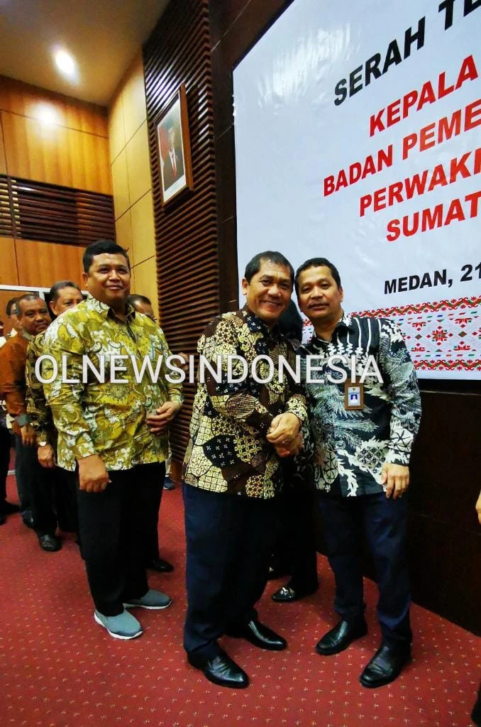 Ket foto : Bupati Karo Terkelin Brahmana, SH bersalaman  dengan pejabat baru perwakilan BPK Provsu Eydu Oktain Panjaitan, S.E, M.M, Ak, C.A, CSFA,disela sela usai sertijab dan penyerahan memori akhir tugas dari pejabat lama kepada pejabat Baru, Jumat (21/02) 2020 (Ist).