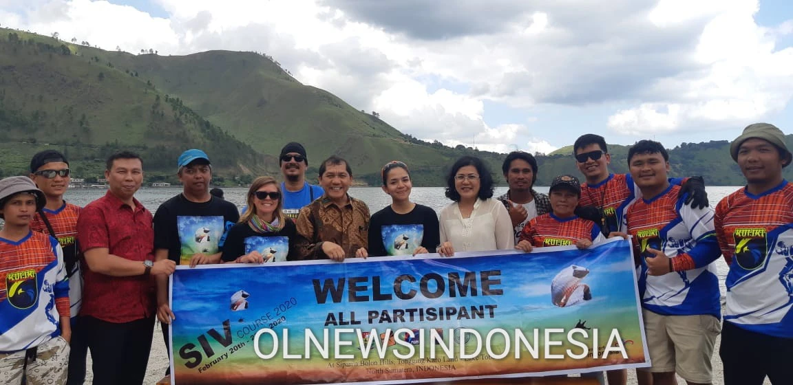 Ket foto : Bupati Karo Terkelin Brahmana, SH didampingi Ketua TP PKK Kab Karo Ny Sariati dan Camat Merek Juspri Nadeak foto bersama Penerjun Paralayang Lokal dan Manca Negara di Tongging usai resmi event tersebut ditutup, Minggu (23/02) 2020 (Ist)