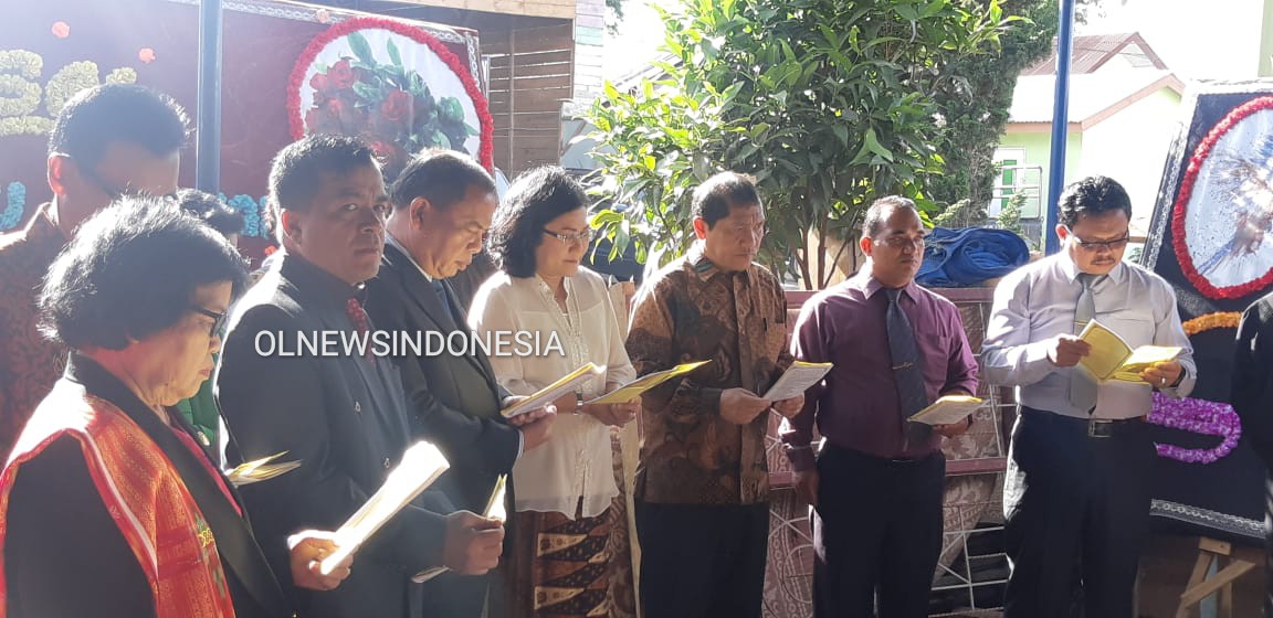 Ket foto : Bupati Karo Terkelin Brahmana SH saat lakukan peletakan batu pertama dalam pembangunan Gereja GBKP Runggun Tigapanah, Minggu (23/02) 2020 (Ist)