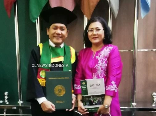 Ket foto : usai Wisuda Bupati Karo Terkelin Brahmana, SH, MH bersama isteri Ny. Sariati Br Sitompul foto bersama dan memperlihatkan Piagam dan  buku Wisuda di ruang Auditorium USU, Senin (24/02) 2020 (Ist)