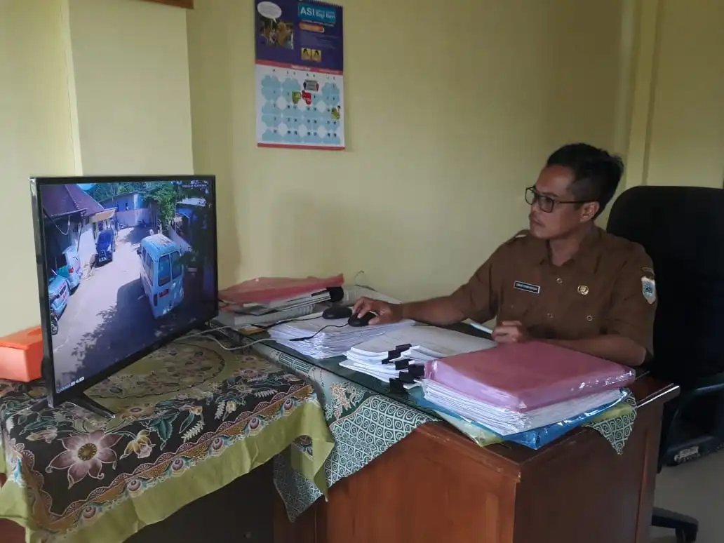 Ket poto : Oman Firmansyah Kepala Puskesmas Saketi Di Kantornya 23/02