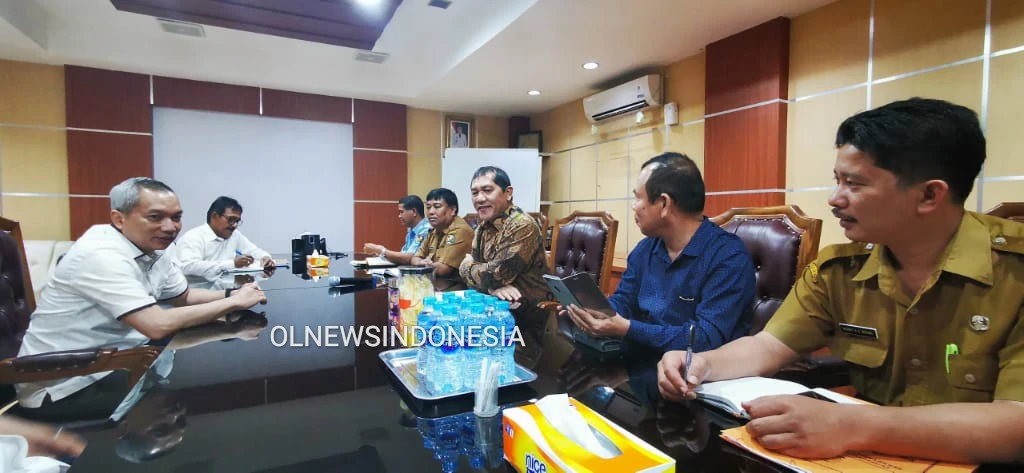 Ket foto : Bupati Karo Terkelin Brahmana, SH, MH didampingi sejumlah OPD sedang konsultasi  bersama Dirut PDAM Tirtanadi /PERPAMSI di kantor Tirtanadi Medan,membahas pemulihan krisis air PDAM Tirta Malem, Selasa (25/02) 2020 (Ist)
