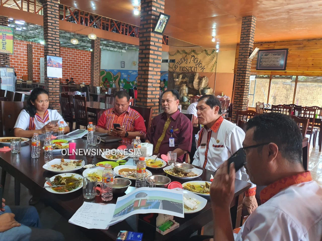 Ket foto : Bupati Karo Terkelin Brahmana, SH, MH didampingi Kepala Dinas Pekerjaan Umum dan Penataan Ruang (PUPR), Edward Pontianus Sinulingga, ST, Kepala Dinas Ketenagakerjaan dan Koperasi UKM, Ir Adison Sebayang, MMA, Perwakilan Bank Sumut Cabang Kabanjahe saat finalisasi desain Batu Sinabung, Rabu (26/02) 2020 (Ist)